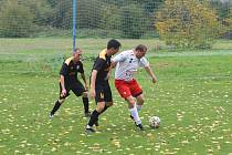 Fotbalisté Veselé (bílé dresy) zvítězili na hřišti Louk.