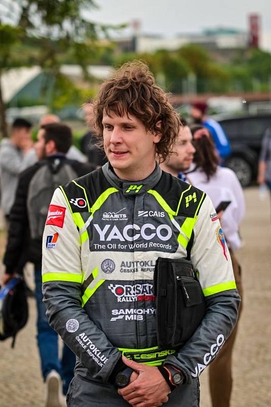 Posádka Erik Cais se spolujezdcem Petrem Těšínským dojela na Portugalské rally i přes havárii na konečném 42. místě.