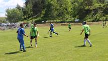 Fotbalisté Jasenné (modré dresy) smetli mužstvo Slopné 5:0.