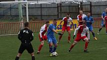 Fotbalisté Otrokovic (modré dresy) ve 22. kola MSFL i bez vyloučeného Kišky zdolali vedoucí Kroměříž 2:1.