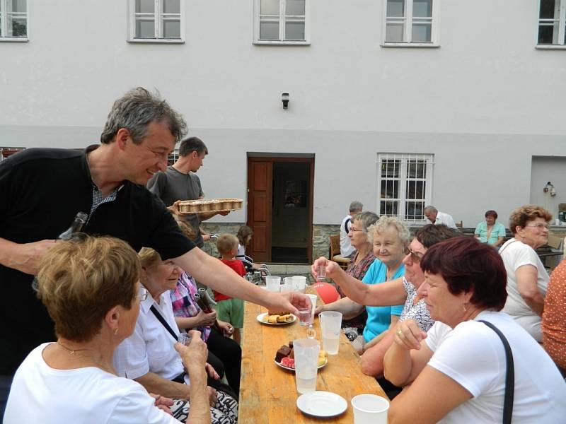 Den prarodičů a seniorů na farní zahradě v Pozlovicích.