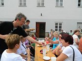 Den prarodičů a seniorů na farní zahradě v Pozlovicích.