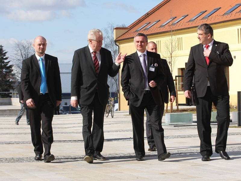 Krajská konference SPOZ v Panském dvoře v Kunovicích. Návštěva Miloše Zemana