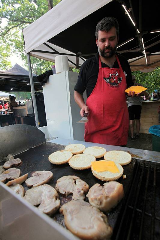 Hamburger fest v zámeckém parku ve Slavičíně, 24. července 2021