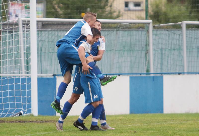 Slušovičtí fotbalisté (modré dresy) doma porazili Velké Karlovice 1:0.