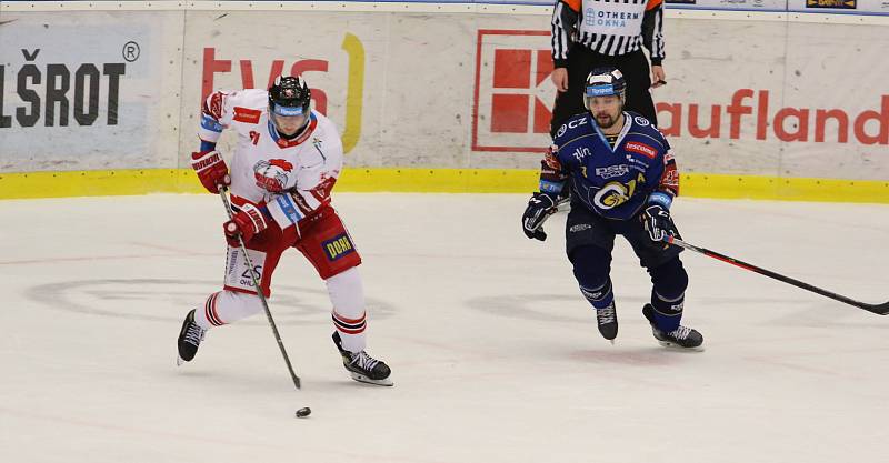 Hokejisté Zlína (modré dresy) v 54. kole TIpsport extraligy na Zimním stadionu Luďka Čajky vyzvali Olomouc.