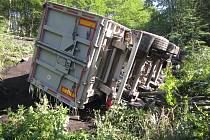 Převrácený kamion v Jasenné na Zlínsku zkomplikoval dopravu na komunikaci mezi Vizovicemi a Vsetínem
