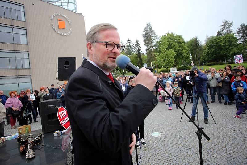 Demonstrace proti ministryni spravedlnosti Marii Benešové na náměstí T. G. Masaryka ve Zlíně, 13. 5. 2019