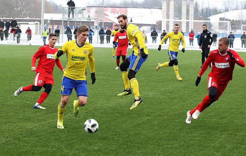 Fotbalisté Zlína (ve žlutých dresech) v úvodním přípravném zápase letošního roku porazili Zlaté Moravce 2:0