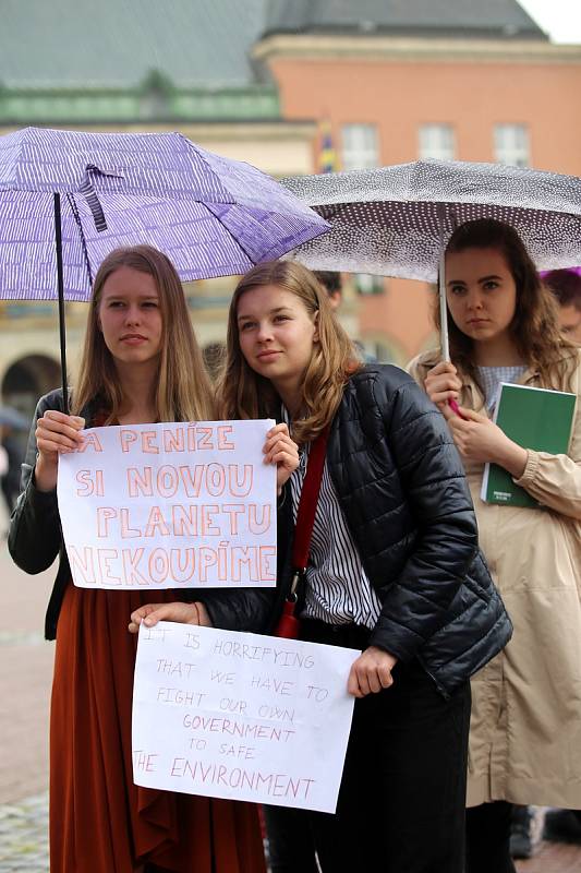 Středoškolská stávka za klima na náměstí Míru ve Zlíně.