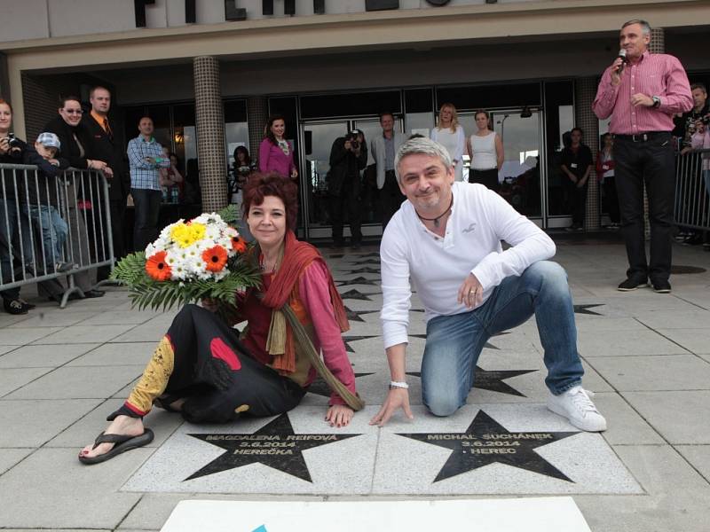 FILM FEST ZLÍN 2014: Chodník slávy dětských filmových hvězd.  Odhalení hvězd Magdaléně Reifové a Michalu Suchánkovi.