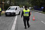 Policisté kontrolují v Brumově-Bylnici vozidla na hraničním přechodu se Slovenskem. Září 2022