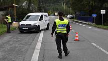 Policisté kontrolují v Brumově-Bylnici vozidla na hraničním přechodu se Slovenskem. Září 2022