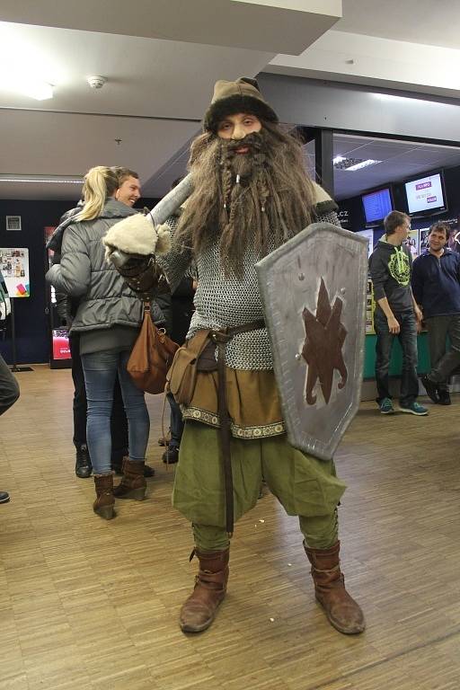 Skřeti, elfové, trpaslíci i jeden čaroděj – ty všechny jste mohli potkat na půlnoční premiéře filmu Hobit: Šmakova dračí poušť ve zlínském Zlatém jablku.