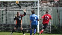 Fotbalisté Příluk (v červeném) doma ve 25. kole I. B třídy skupiny A nakonec porazili 2:1 rezervu Slavičína.