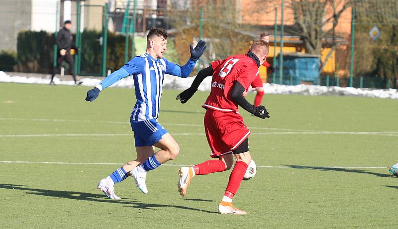 Fotbalisté Kvítkovic (modrobílé dresy) v přípravném utkání nestačili na Púchov.