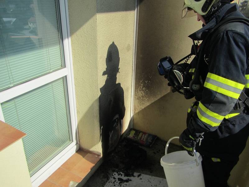 Hořící balkon v osmém patře naštěstí neohrozil obyvatele domu.