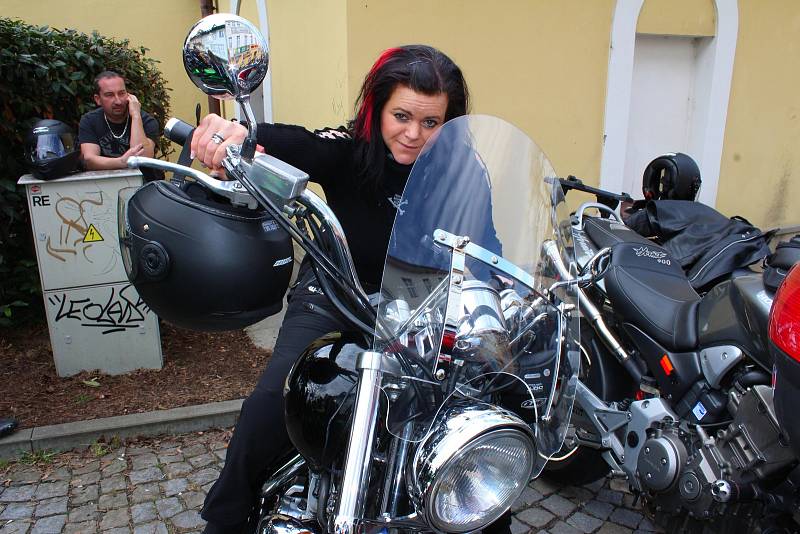 V sobotu 7. dubna 2018 se na náměstí v Otrokovicích konalo zahájení motorkářské sezony vyjížďkou MOTOBESIP - Restart. Na snímku je Vlasta Franková z Kroměříže.