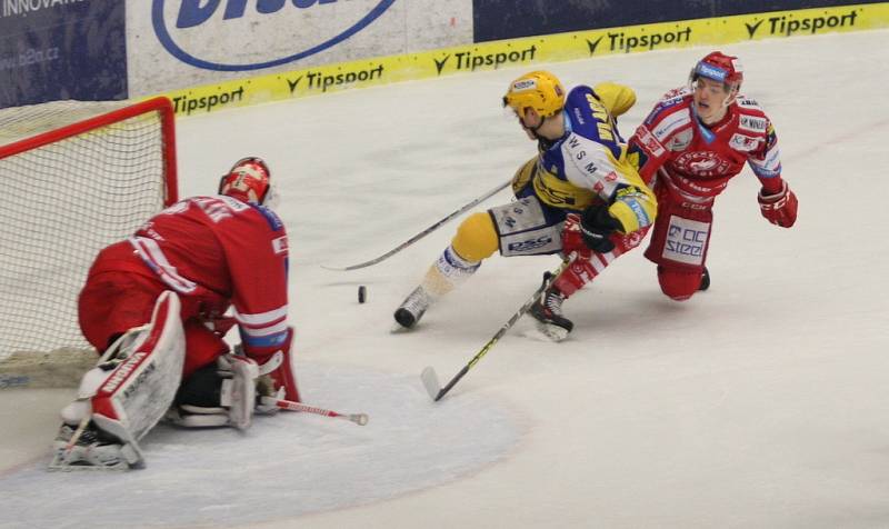 Extraligoví hokejisté Zlína (ve žlutém) v rámci 5. rozhodujícího zápasu předkola play-off v neděli 13. března hostili Oceláře Třinec.