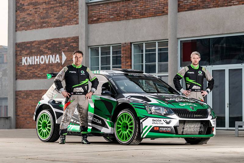 Do nové automobilové sezony půjde zlínský Samohýl Škoda Team se dvěma posádkami - zkušenější dvojice Miroslav Jakeš s Petrem Machů se netají medailovými ambicemi, mladý „pekař“ Adam Březík s Ondřejem Krajčou budou chtít více než sbírat zkušenosti.