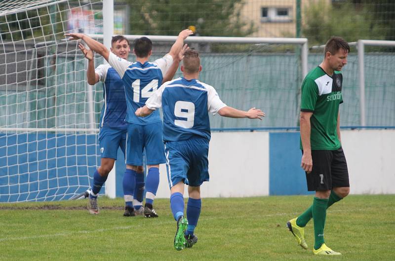 Slušovičtí fotbalisté (modré dresy) doma porazili Velké Karlovice 1:0.