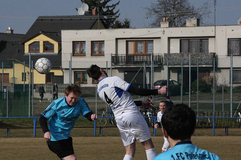 Fotbalisté Tlumačova (bílé dresy) v dohrávce 11. kola krajské I. B třídy skupiny C podlehli Polešovicím 0:2.