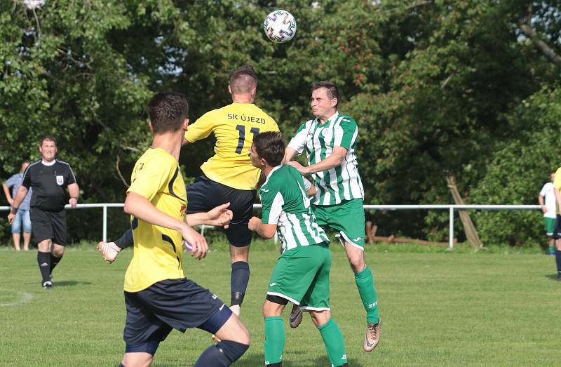 Fotbalisté Újezdu (ve žlutých dresech) zdolali Vysoké Pole 4:2 a před letní pauzou zůstali v čele Ligy4.