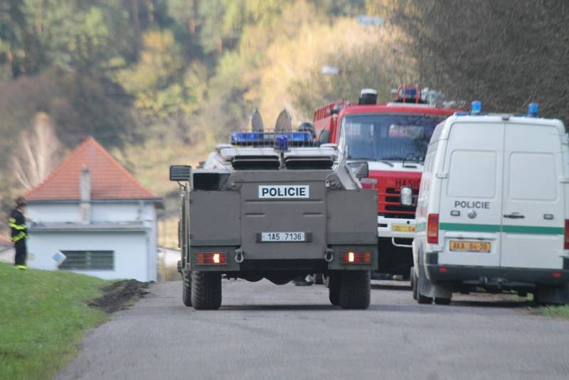 Policisté se dostali k epicentru výbuchu. Likvidace munice potrvá několik dní