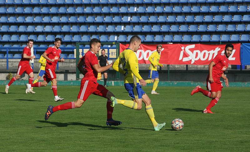 Fotbalisté Zlína B (žluté dresy) se v páteční předehrávce 11. kola MSFL utkali s rezervou Sigmy Olomouc.