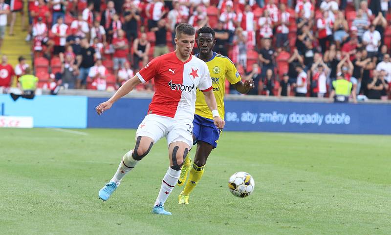 Fotbalisté Zlína (žluté dresy) ve 2. kole FORTUNA:LIGY prohráli se Slavií Praha 1:4.