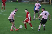 Fotbalisté Malenovic (růžové dresy) v zápase 13. kola krajské I. B třídy skupiny C přehráli Uherský Ostroh 5:2.