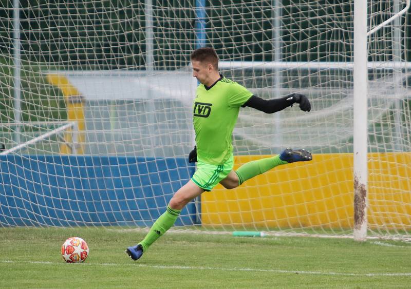 Fotbalisté Slavičína (v modrých dresech) na úvod přípravy zvítězili na Vršavě se Zlínem B 2:1