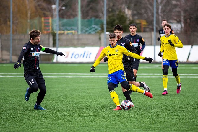 Fotbalisté Zlína (žluté dresy) vstoupili do zimní Tipsport ligy zápasem ve Skalici proti Zlatým Moravcům.