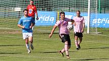 Fotbalisté Malenovic (růžové dresy) ve 26. kole krajské I. B třídy skupiny C podlehli Vlčnovu 1:2.