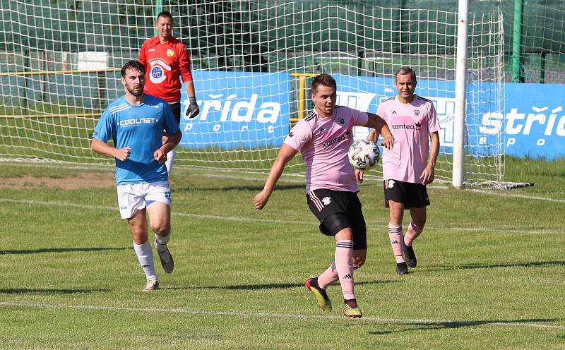 Fotbalisté Malenovic (růžové dresy) ve 26. kole krajské I. B třídy skupiny C podlehli Vlčnovu 1:2.