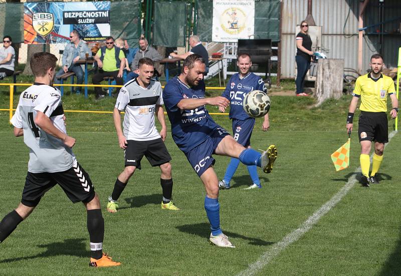 Fotbalisté Malenovic (v modrých dresech) v I. B třídě skupiny B přehráli béčko Holešova 5:1.