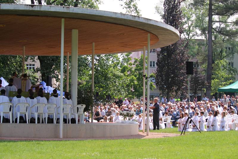 Mše svatá k svátku Těla a Krve Páně ve zlínském Parku Komenského. 23.6.2019