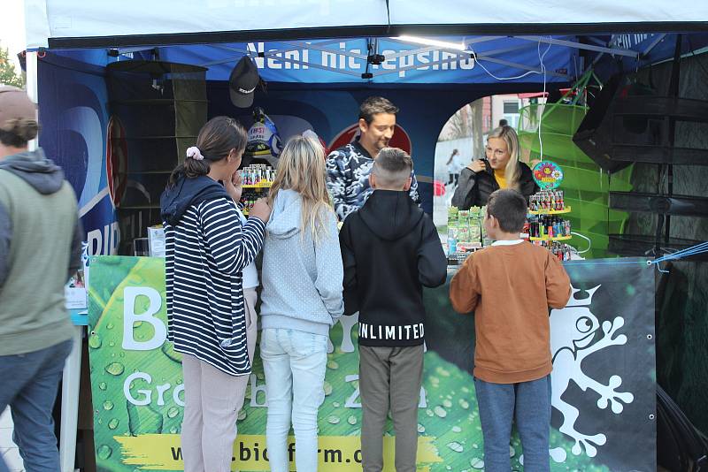 Čtvrtý ročník Malého burger festivalu přilákal na kroměřížské Hanácké náměstí milovníky dobrého jídla a pití.