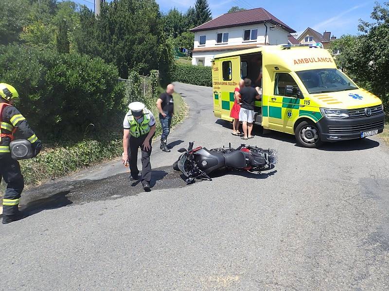 Nehoda motorky a elektrické koloběžky v ulici Pod Sadem ve Slušovicích