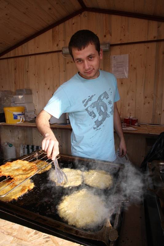 Vánoční jarmark na náměstí Míru ve Zlíně. Stánek Bramborák od Ivy