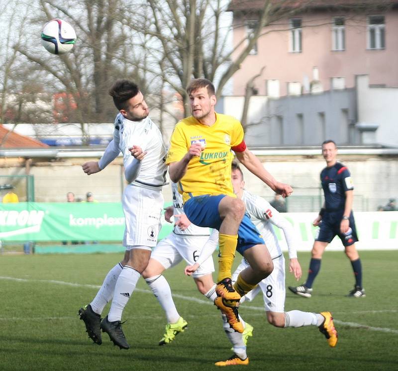 Prvoligoví fotbalisté Fastavu Zlín (ve žlutém) v rámci 22. kola v sobotu doma hostili předposlední Sigmu Olomouc.