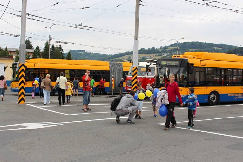 Dvanáctý den otevřených dveří Dopravní společnosti Zlín – Otrokovice se uskutečnil v sobotu 27. června. Areál vozového depa se návštěvníkům otevřel v děvět hodin ráno. Na své si tady přišli dospělí, děti i pamětníci starých časů.