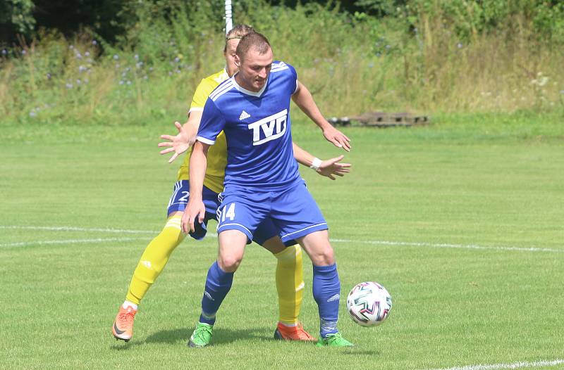 Divizní fotbalisté Slavičína (v modrém) začali nový ročník skupiny E parádně, v neděli dopoledne doma porazili rozdílem třídy Šumperk 4:1.