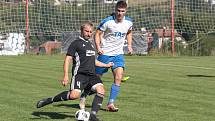 Fotbalisté Luhačovic (v černých dresech) prohráli se Štítnou nad Vláří 1:2 na penalty. Foto: pro Deník/Jan Zahnaš