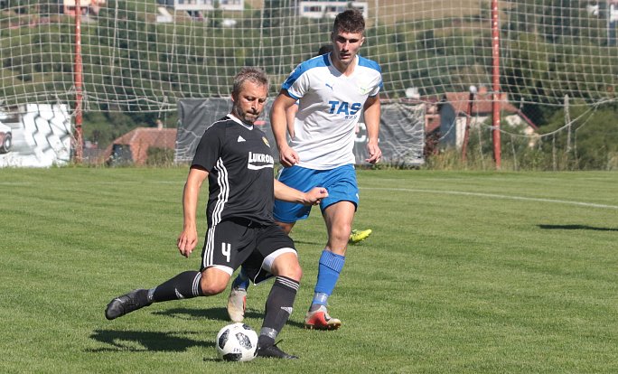 Fotbalisté Luhačovic (v černých dresech) prohráli se Štítnou nad Vláří 1:2 na penalty. Foto: pro Deník/Jan Zahnaš