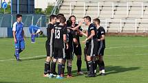 Fotbalisté Luhačovic (v černém) v rámci 23. kola krajského přebor nečekaně zvítězili ve Slušovicích 1:0.