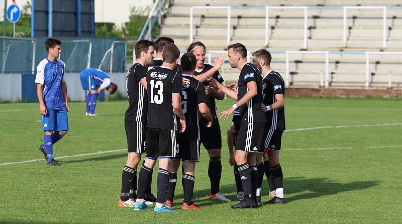 Fotbalisté Luhačovic (v černém) v rámci 23. kola krajského přebor nečekaně zvítězili ve Slušovicích 1:0.