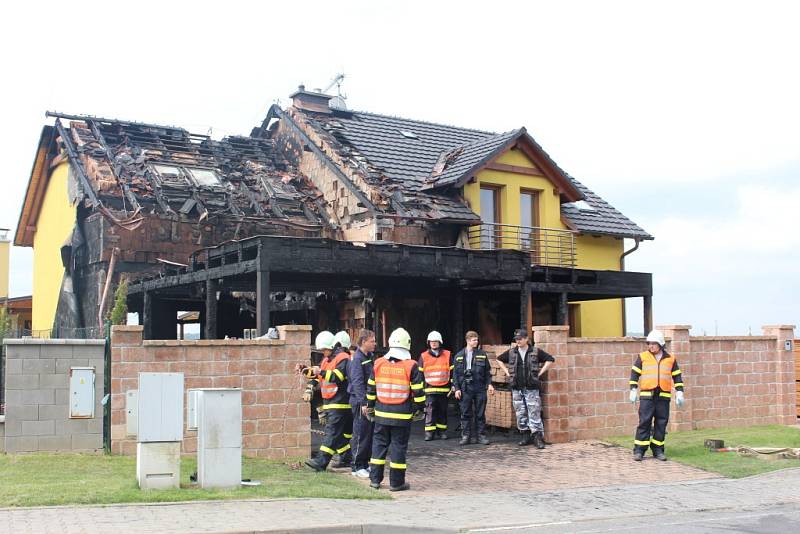 Požár přístřešku a rodinného domu ve Hvozdné.