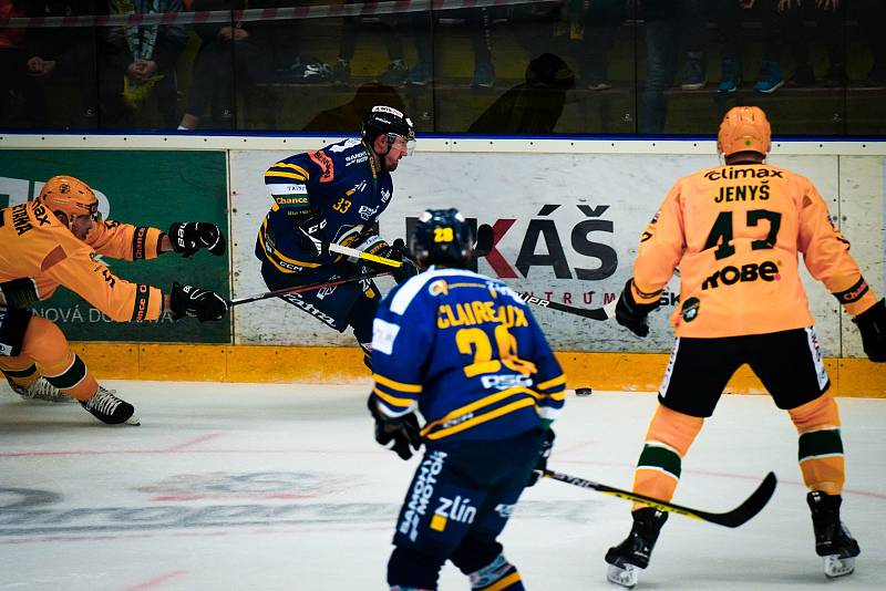 Hokejisté Vsetína (žluté dresy) v derby porazili Zlín 4:1.