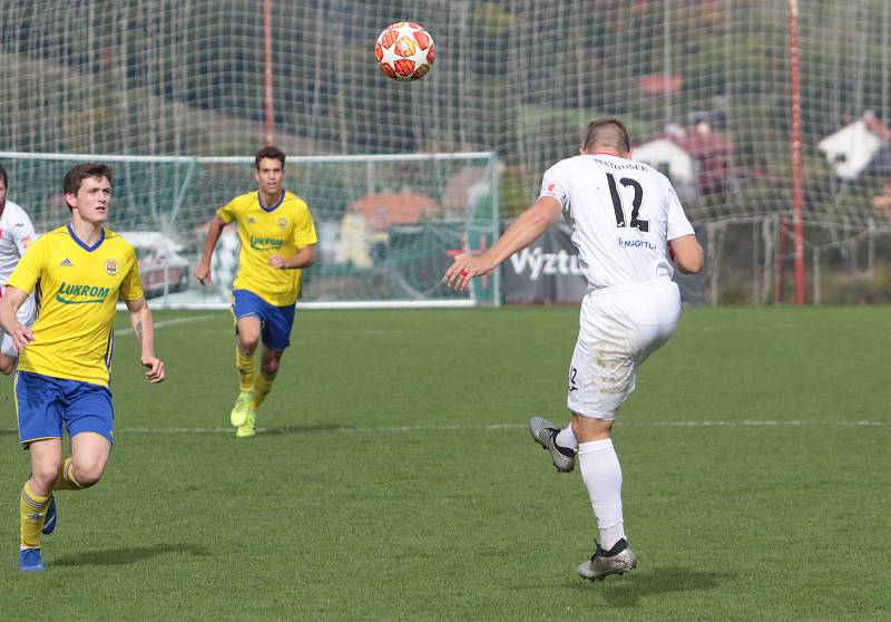 Fotbalisté Zlína B (ve žlutých dresech) prohráli v 9. kole MSFL s Hanáckou Slavií Kroměříž 1:2.